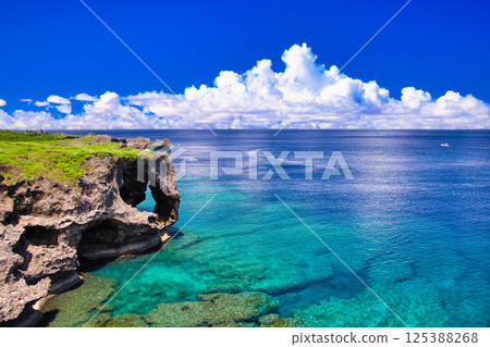 萬座毛美麗的珊瑚礁海 萬座毛美麗的珊瑚礁海 125388268