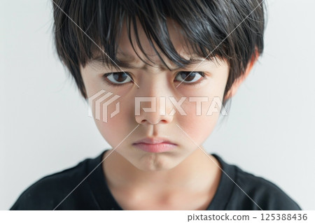 特寫：憤怒的日本兒童（決心、怒視、後悔、霸凌、不可原諒） 125388436