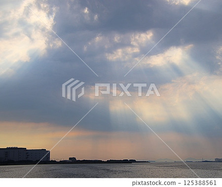 來自云層的光條紋 來自云層的光條紋 125388561