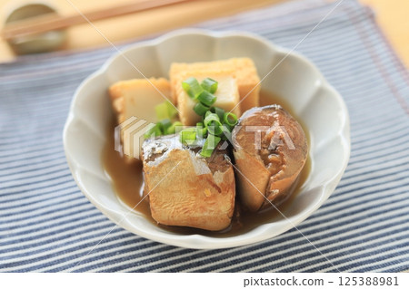 簡單又美味！鯖魚罐頭和炸豆腐用味噌燉 125388981