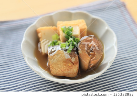 簡單又美味！鯖魚罐頭和炸豆腐用味噌燉 125388982