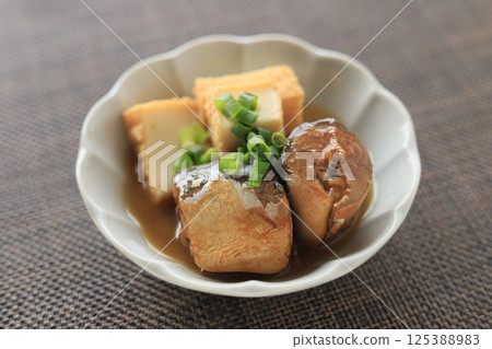 簡單又美味！鯖魚罐頭和炸豆腐用味噌燉 125388983