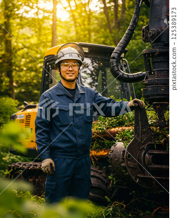 A veteran man working in forestry 125389173