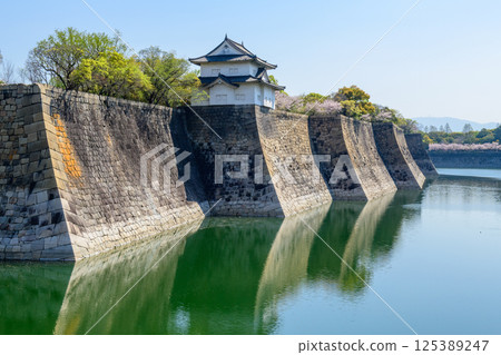 Osaka Castle in spring: South Outer Moat and Sixth Turret surrounded by cherry blossoms 125389247