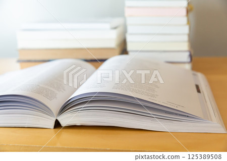 在書桌上打開的英語書 Study Learning image 在書桌上打開的英語書 Study Learning image 125389508
