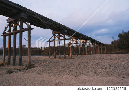 [Nagarebashi Bridge] Beautiful sunset and a historic bridge 125389556
