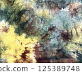 黑暗中發光的淺藍色流動紋理背景 125389748