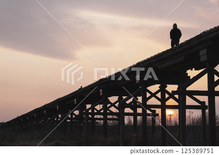 [Flowing Bridge] People crossing a historic bridge 125389751