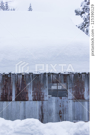 Scenery of Mt. Hyono after heavy snowfall, Wakasa Town, Tottori Prefecture 125390129