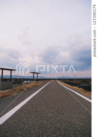 [Flowing Bridge] Country town scenery at dusk 125390174