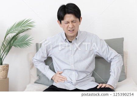 胃痛、胃痛、胃腸炎、腹瀉、便秘的男人 125390254