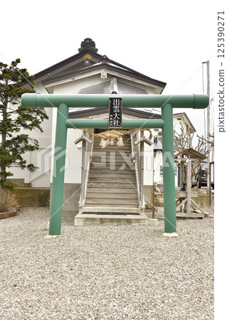 Photographing the grounds of Izumo Taisha Church in Hakodate, Hokkaido in spring 125390271