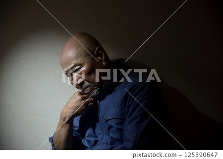 Anxious emotions of the elderly Anxious emotions of the elderly 125390647