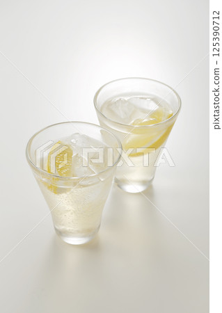 Lemon sour highball 125390712