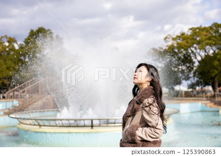 Woman looking at a fountain 125390863