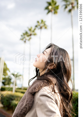A beauty woman looking up at the sky at the harbor A beauty woman looking up at the sky at the harbor 125390866