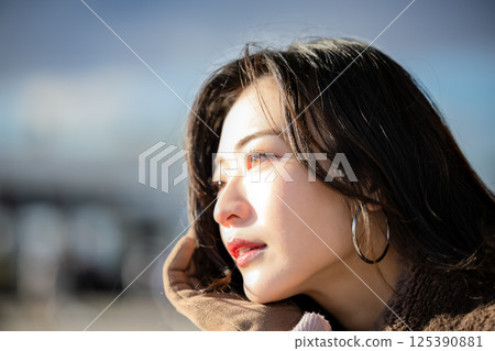 暮色中的美麗女人 125390881