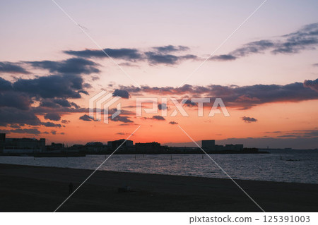 [Nishiki no Hama Beach] A beautiful beach at dusk 125391003