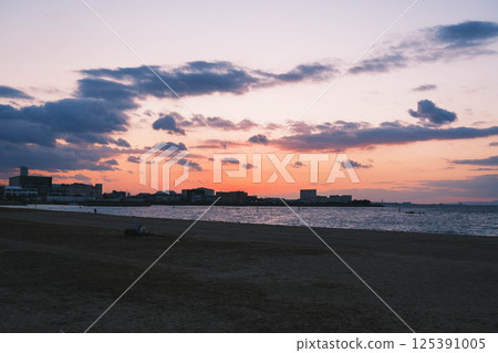[Nishiki no Hama Beach] A beautiful beach at dusk 125391005