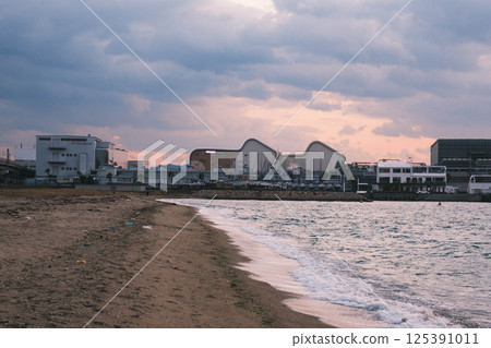 [Nishiki no Hama Beach] A beautiful beach at dusk 125391011