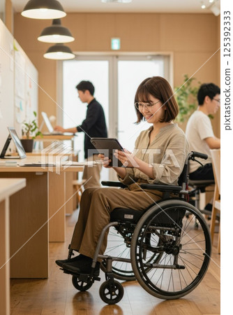 坐在輪椅上工作的日本女性(AI 生成的圖像) 坐在輪椅上工作的日本女性(AI 生成的圖像) 125392333