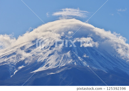 冬季一月 白雲環繞富士山頂 冬季一月 白雲環繞富士山頂 125392396