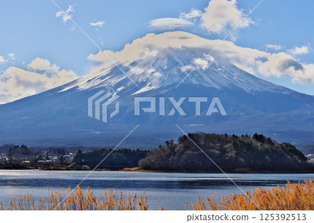 冬季一月：從河口湖大石公園眺望白雲籠罩的富士山 125392513
