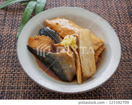 Simmered yellowtail head Simmered yellowtail head 125392709