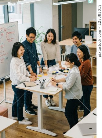 Japanese employees sharing ideas with diverse colleagues (AI generated image) 125393015