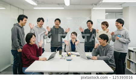 Japanese employees sharing ideas with diverse colleagues (AI generated image) 125393016
