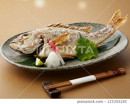 Salt-grilled sea bream 125393285