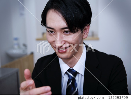 Image of a salesman trying to scam people 125393799