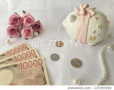 金錢、存錢筒和玫瑰 125394368
