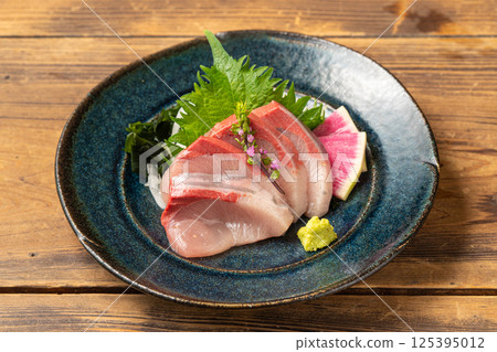 Delicious yellowtail sashimi Delicious yellowtail sashimi 125395012