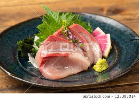 美味的黃尾魚生魚片 美味的黃尾魚生魚片 125395014