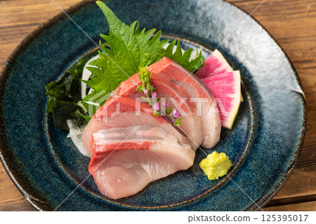 美味的黃尾魚生魚片 美味的黃尾魚生魚片 125395017