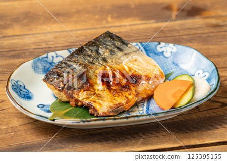 Mackerel salt grill 125395155