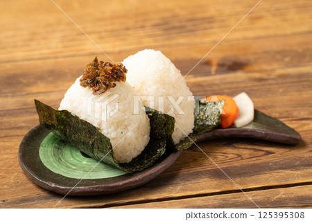 Rice balls on a plate 125395308
