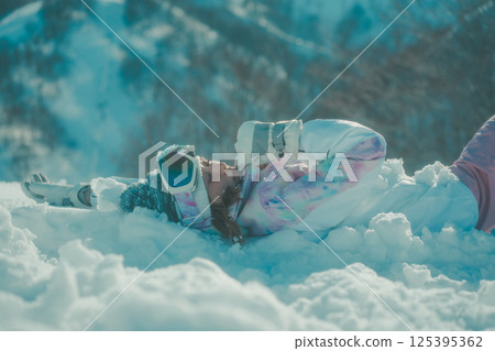 female, lady, woman 125395362