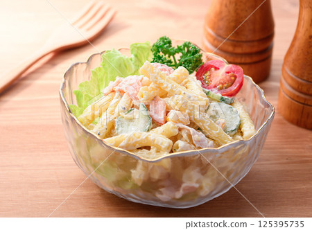 透明碗盛裝的通心粉沙拉 透明碗盛裝的通心粉沙拉 125395735