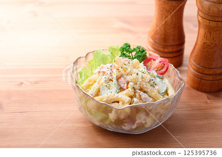 透明碗盛裝的通心粉沙拉 125395736