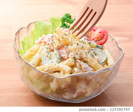 透明碗盛裝的通心粉沙拉 125395747