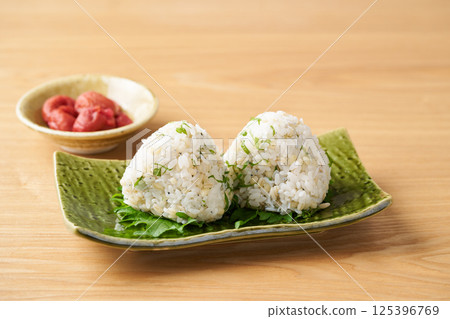 麻糬大麥、綠紫蘇和銀魚飯糰 125396769