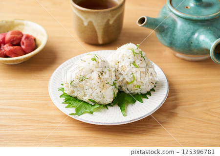 麻糬大麥、綠紫蘇和銀魚飯糰 125396781