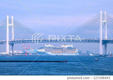 Yokohama cityscape in Japan "Super-Dreadnought luxury cruise ship" Anthem of the Seas arrives for the first time = Daikoku Pier on the 24th Yokohama cityscape in Japan "Super-Dreadnought luxury cruise ship" Anthem of the Seas arrives for the first time = Daikoku Pier on the 24th 125396843