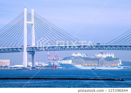 Yokohama cityscape in Japan "Super-Dreadnought luxury cruise ship" Anthem of the Seas arrives for the first time = Daikoku Pier on the 24th Yokohama cityscape in Japan "Super-Dreadnought luxury cruise ship" Anthem of the Seas arrives for the first time = Daikoku Pier on the 24th 125396844