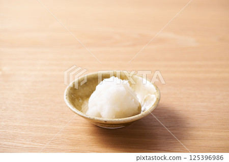 蘿蔔絲盛於小盤中 125396986