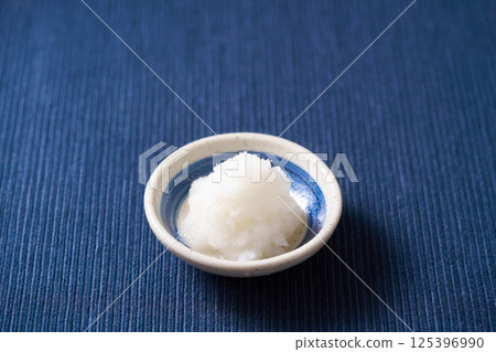 蘿蔔絲盛於小盤中 蘿蔔絲盛於小盤中 125396990