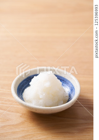 蘿蔔絲盛於小盤中 蘿蔔絲盛於小盤中 125396993