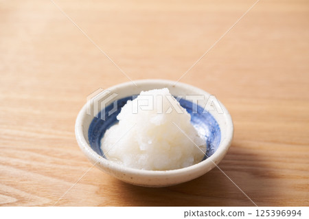 蘿蔔絲盛於小盤中 蘿蔔絲盛於小盤中 125396994